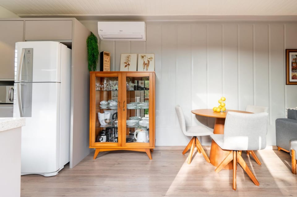 Coffee/tea facilities, Kitchen or kitchenette, Dining area, oven, air conditioner