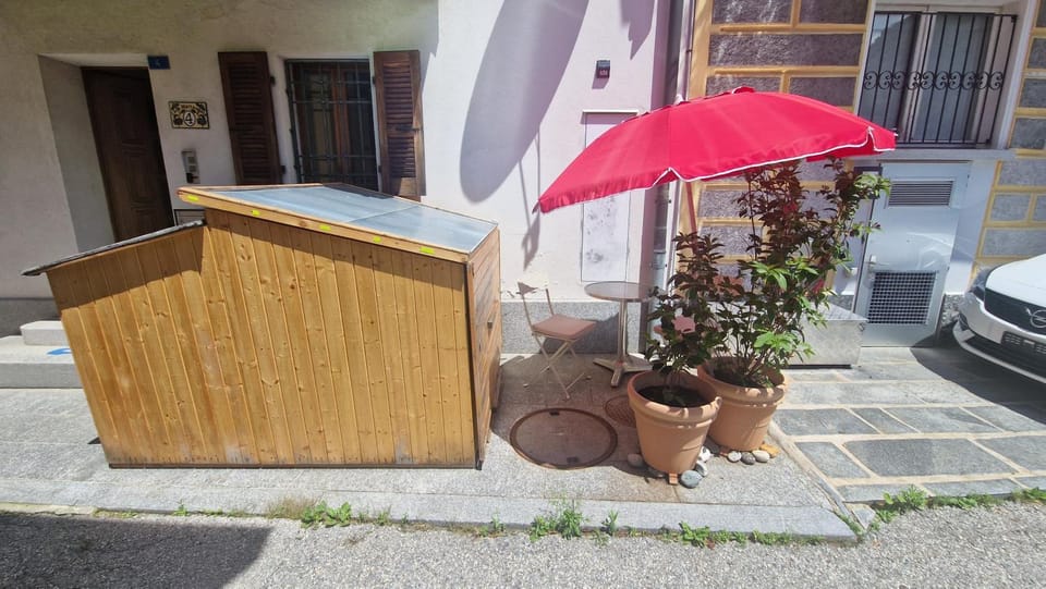 Property building, Neighbourhood, Balcony/Terrace, Street view