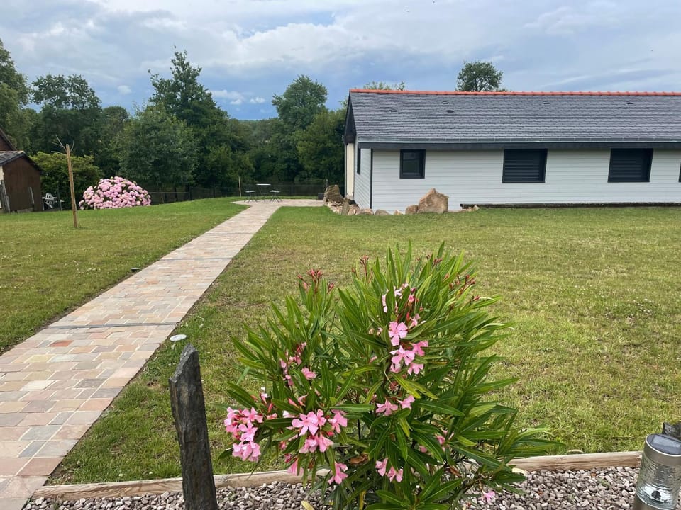 Chalet cosy à La Flèche avec terrasse et vue rivière - FR-1-410-424 House in Pays de la Loire