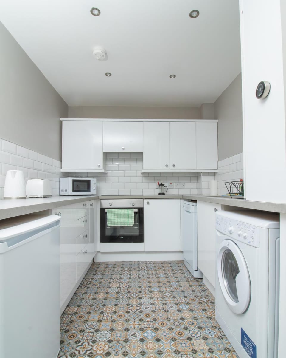 Belfast Quarters: Modern City Centre Hub 3 Bed Apartment in Belfast
