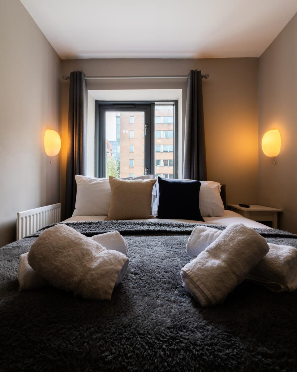 Belfast Quarters: Modern City Centre Hub 3 Bed Apartment in Belfast