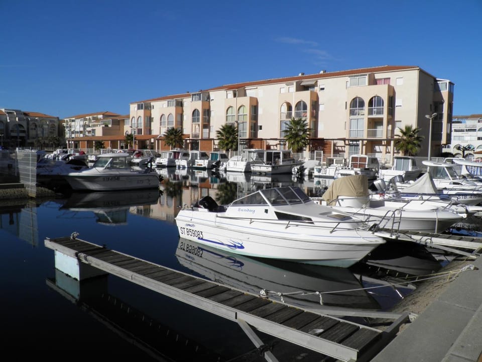 Joli 2 pièces avec jardinet, parking privé, à 100m de la plage - Sète - FR-1-338-540 Apartment in Occitanie