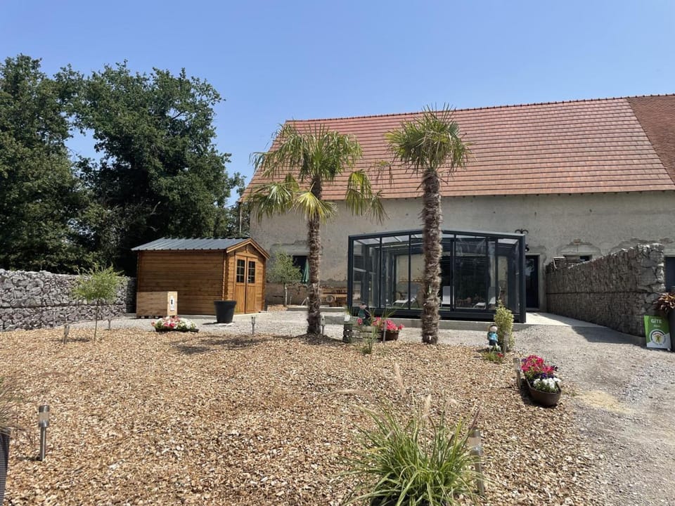 Gîte confortable avec piscine couverte et spa à Couzon - FR-1-489-483 House in Auvergne-Rhône-Alpes