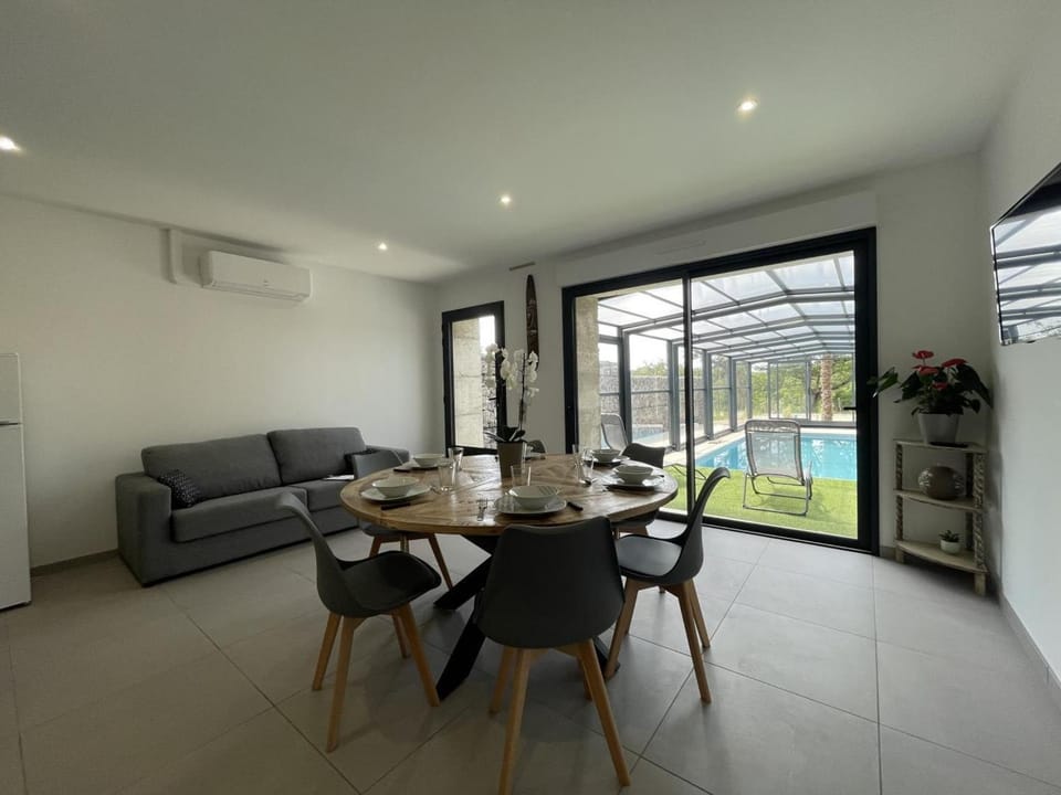 Gîte confortable avec piscine couverte et spa à Couzon - FR-1-489-483 House in Auvergne-Rhône-Alpes