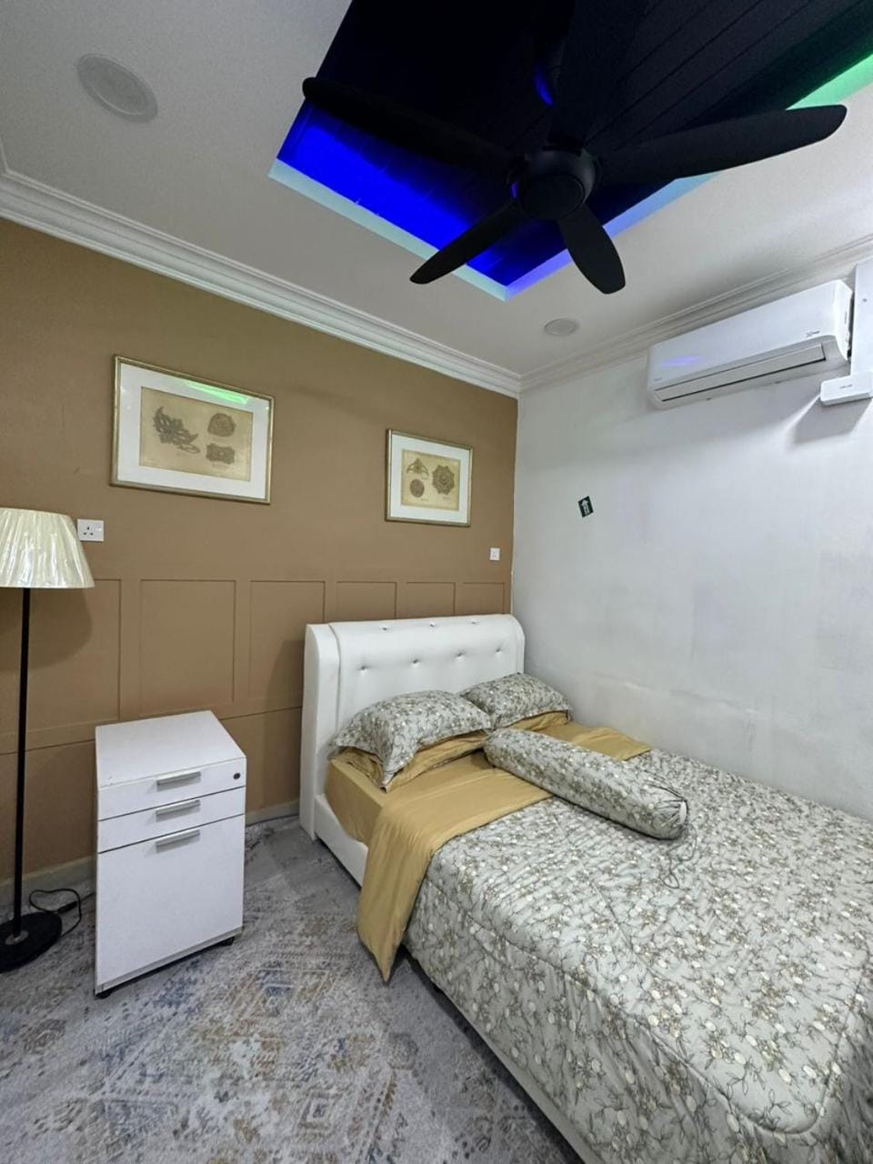 Photo of the whole room, Bedroom
