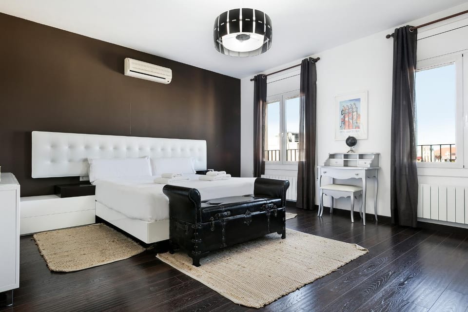 Photo of the whole room, Bedroom
