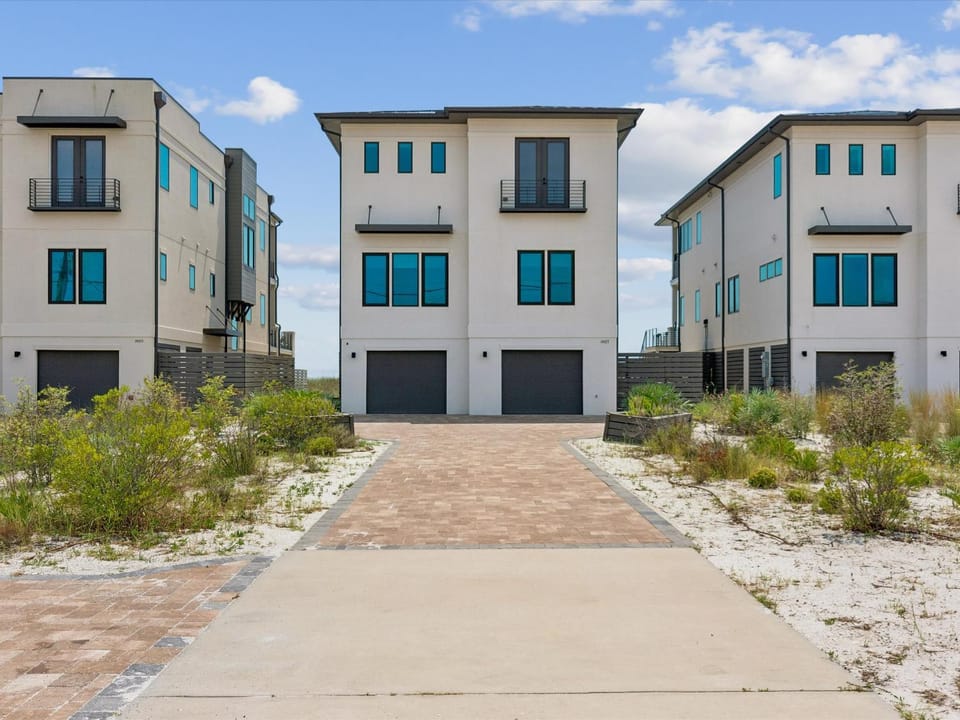 Property building, Facade/entrance, Balcony/Terrace, Parking