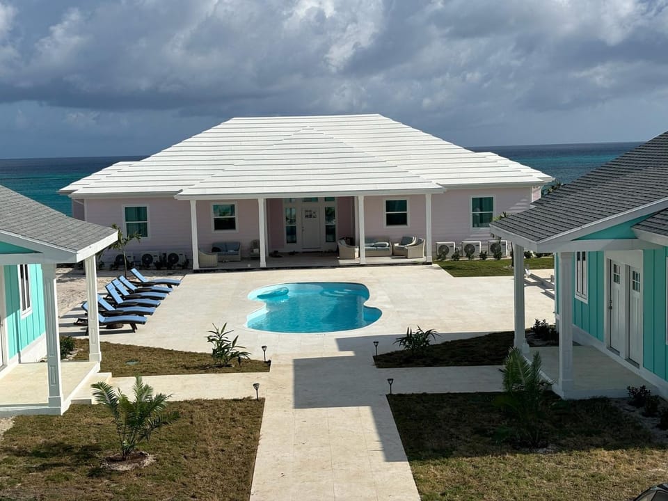 Pink Sands Point estate Apartment in Bahamas
