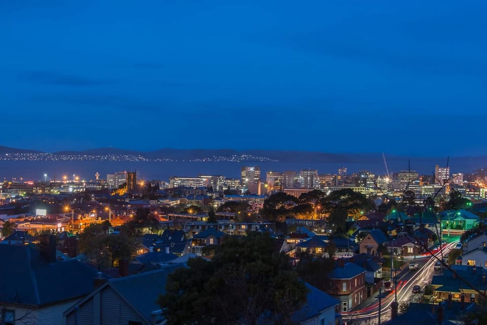 City Lights Spacious walk to restaurant strip Apartment in Tasmania