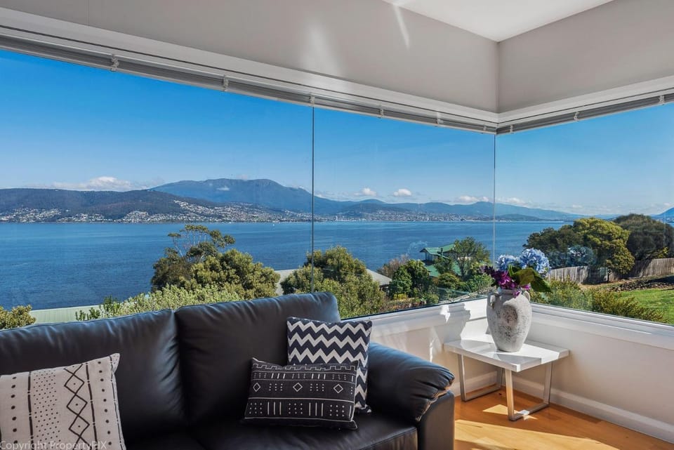 Oceana Escape panoramic views luxury and space House in Tasmania