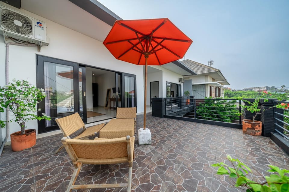 Property building, Patio, Spring, Day, Garden, View (from property/room), Balcony/Terrace, Balcony/Terrace, Garden view