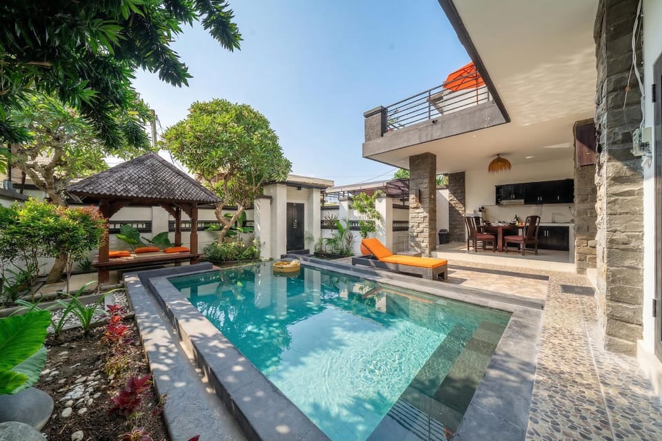 Property building, Patio, Balcony/Terrace, Swimming pool, Swimming pool, sunbed