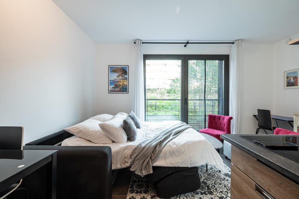 Bed, Living room, Seating area