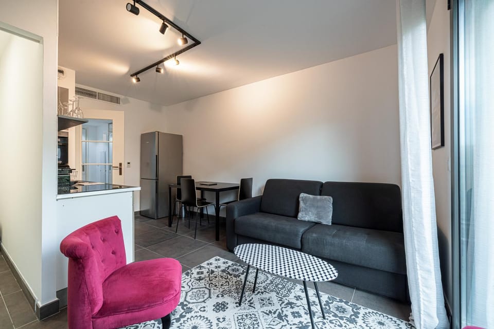 Kitchen or kitchenette, Living room, Seating area, Dining area