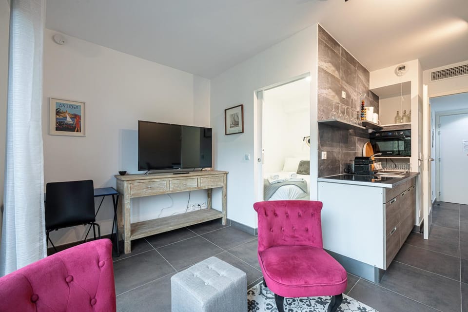 TV and multimedia, Kitchen or kitchenette, Living room, Seating area
