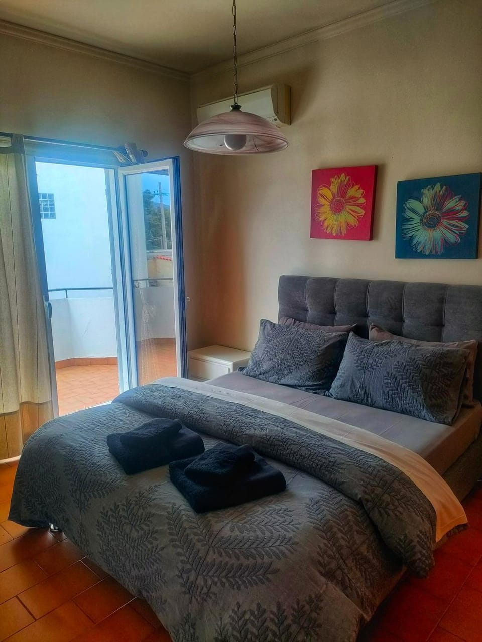 Bed, Photo of the whole room, towels