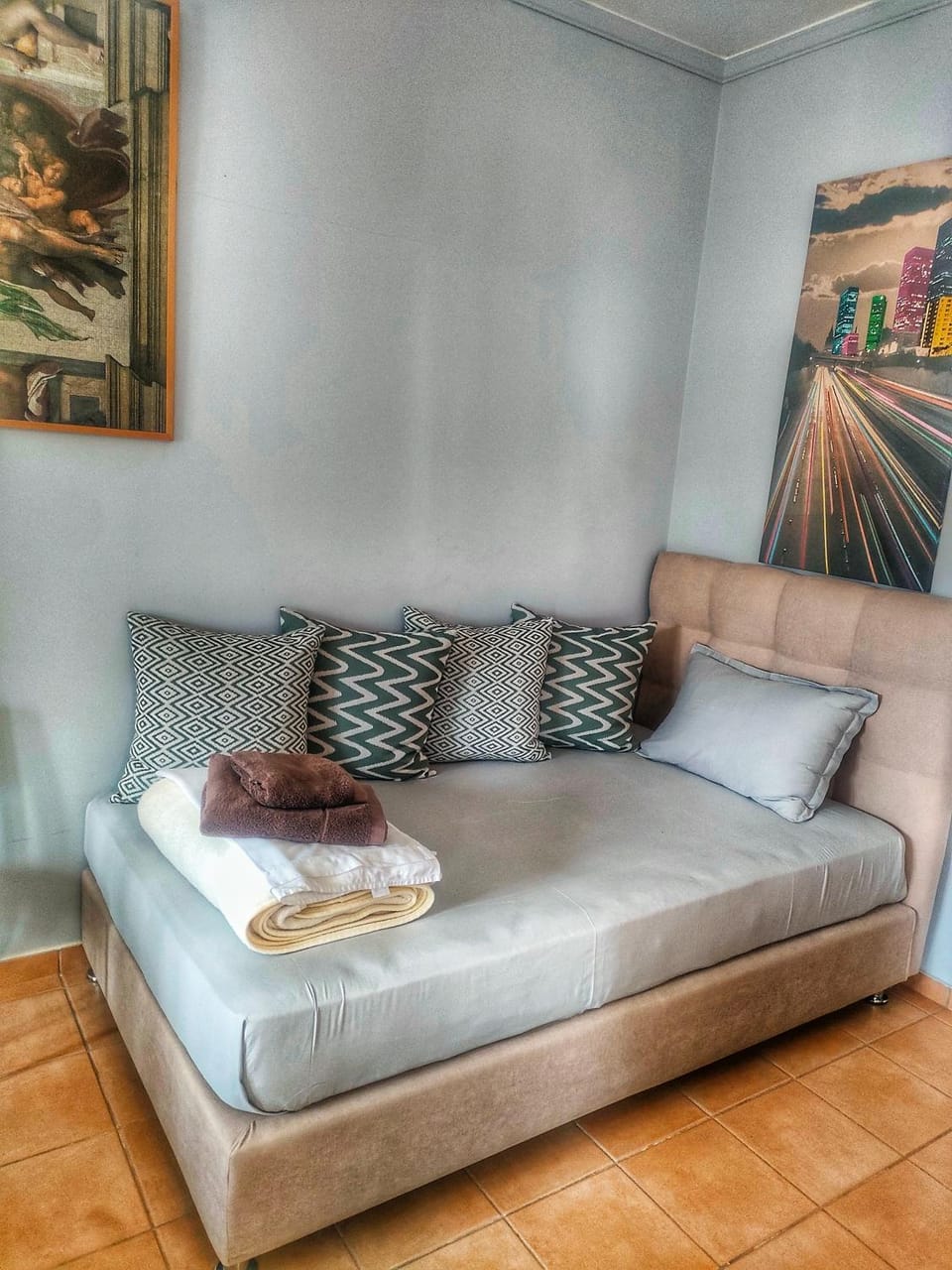 Bed, Seating area, towels