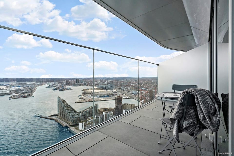Property building, Day, Natural landscape, Activities, View (from property/room), Balcony/Terrace, City view, Lake view, River view, Sea view