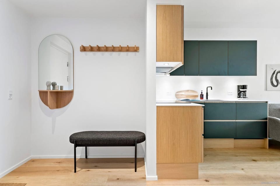 Kitchen or kitchenette, minibar