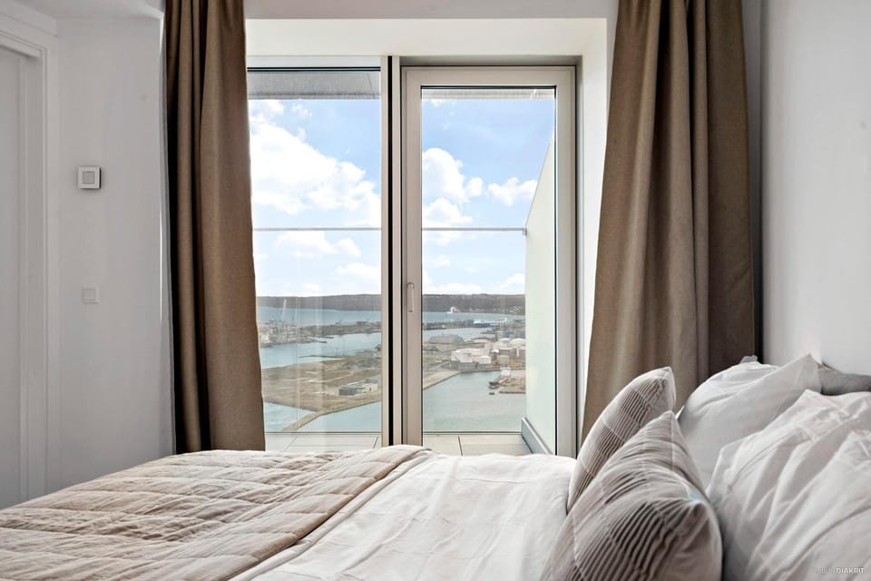 Bed, Natural landscape, Photo of the whole room, Bedroom