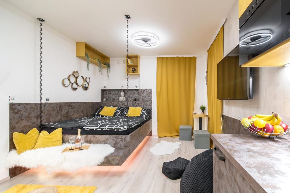 Bed, TV and multimedia, Seating area