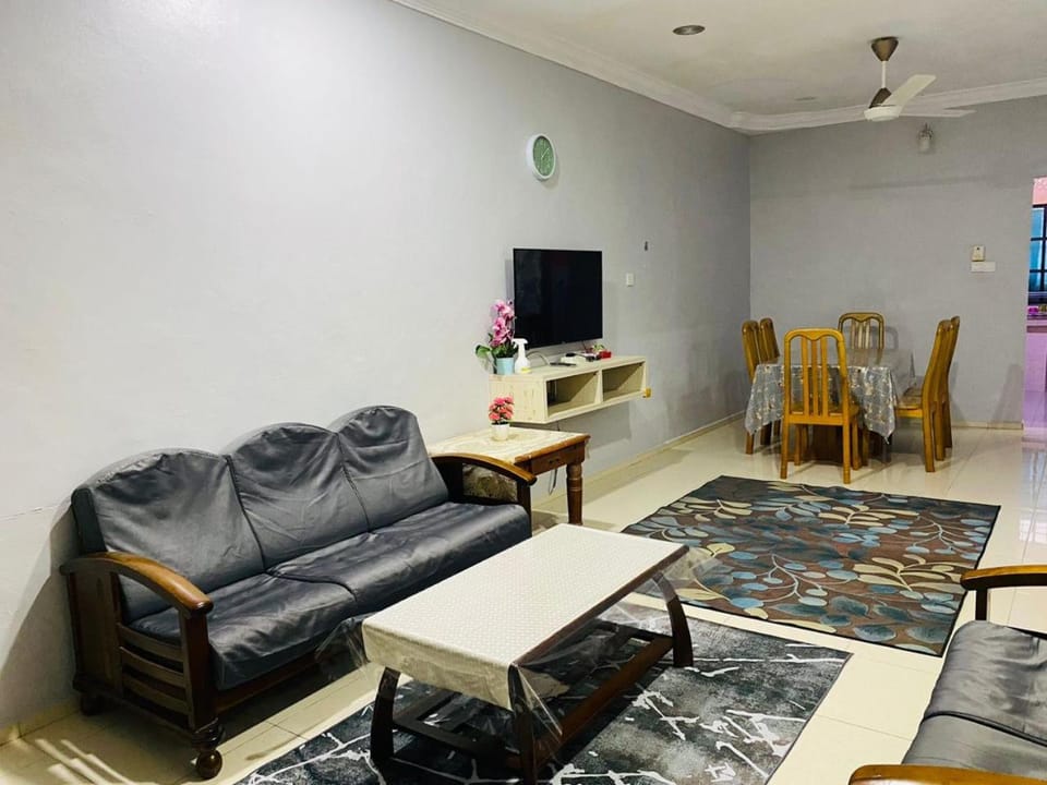 ZR Homestay Kemaman with 3 Bedroom 2 Bathroom - 2 Room AC 1 Room Fan - Not Sharing House House in Terengganu, Malaysia