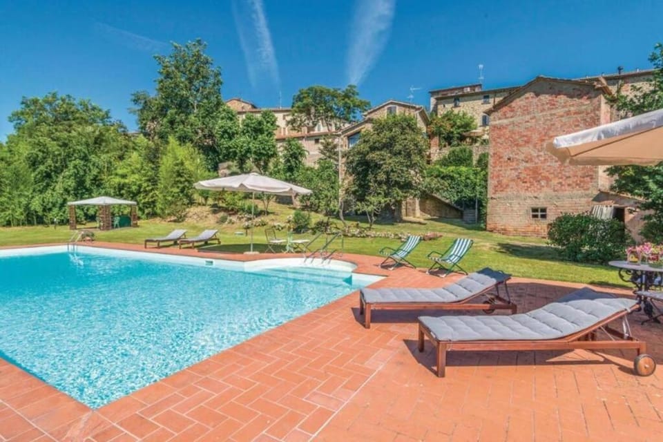 Property building, Day, Garden, Garden view, Pool view, Swimming pool, sunbed