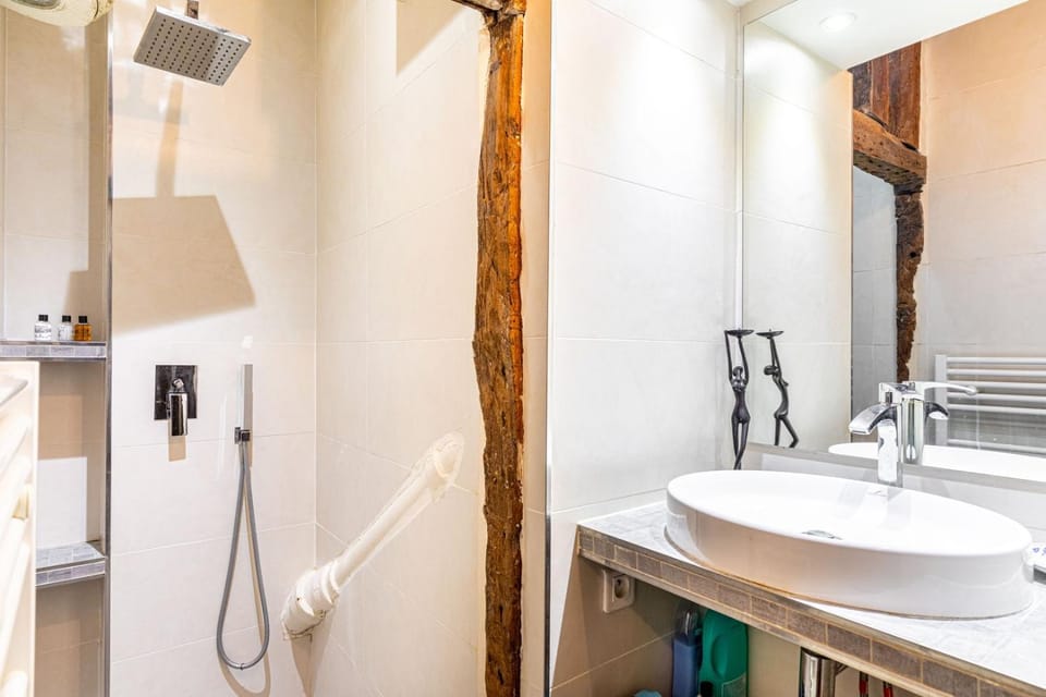 GuestReady - Stone wall stay near Sainte-Chapelle Apartment in Paris