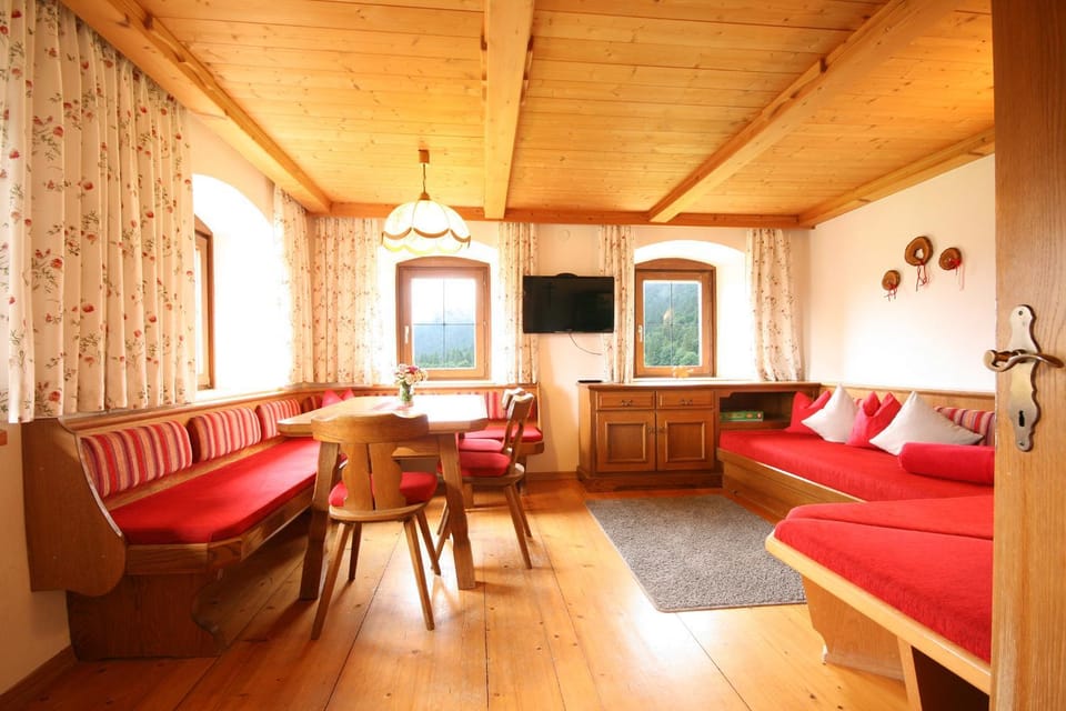 TV and multimedia, Living room, Photo of the whole room, Seating area