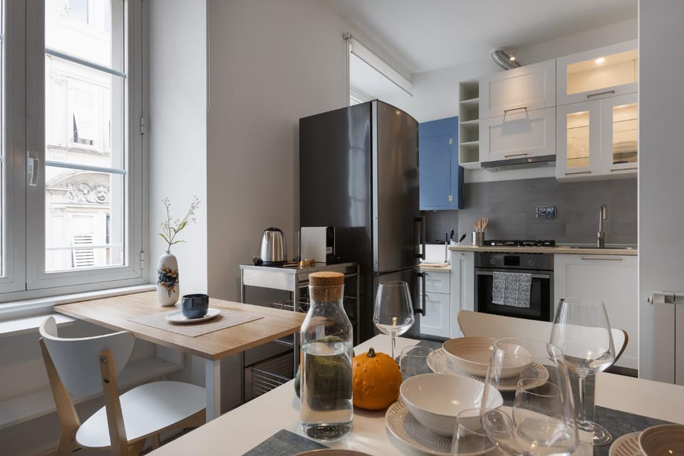 Kitchen or kitchenette, Dining area