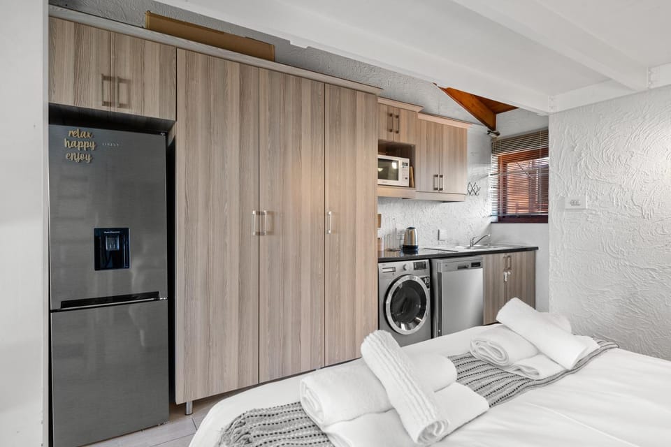 Bed, Kitchen or kitchenette, dishwasher, washing machine