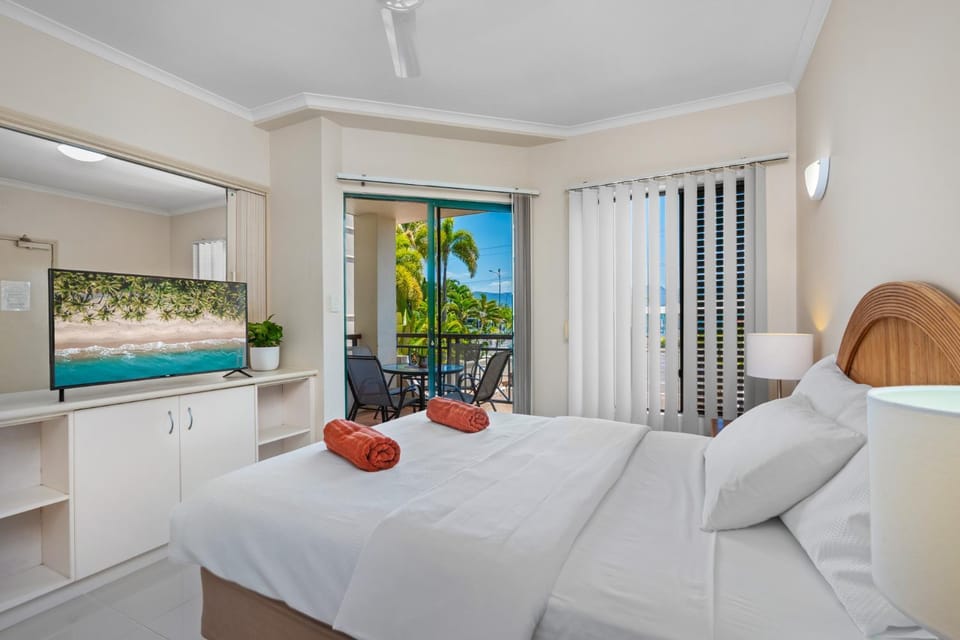 Bed, TV and multimedia, Bedroom