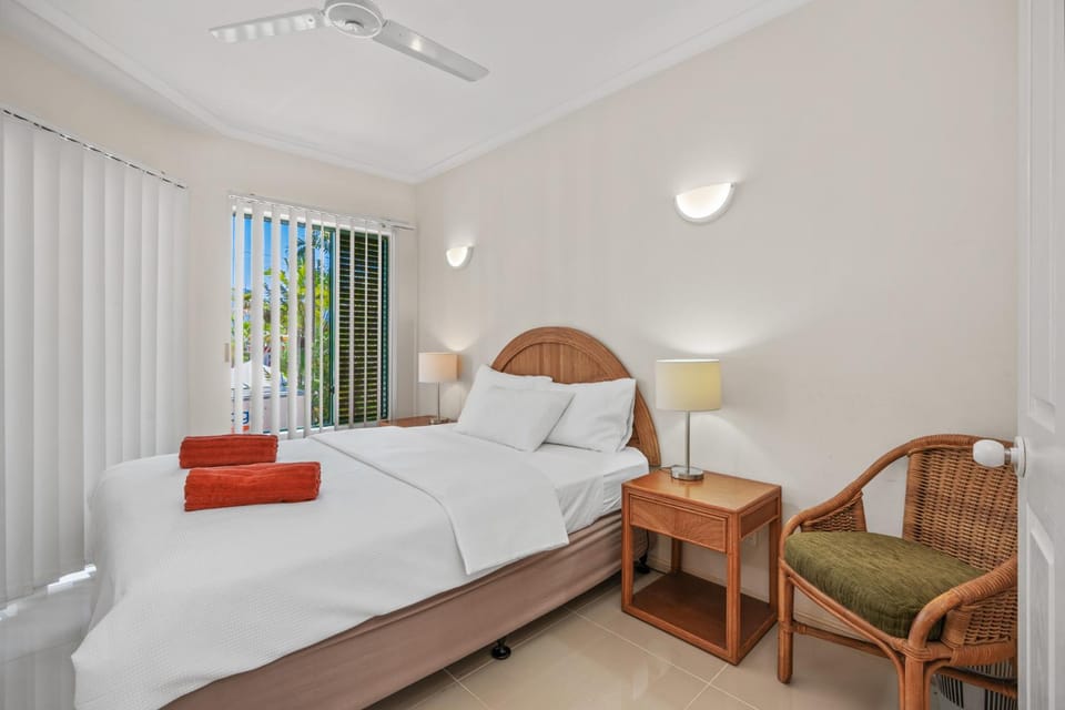 Bed, Photo of the whole room, Bedroom, fireplace, towels