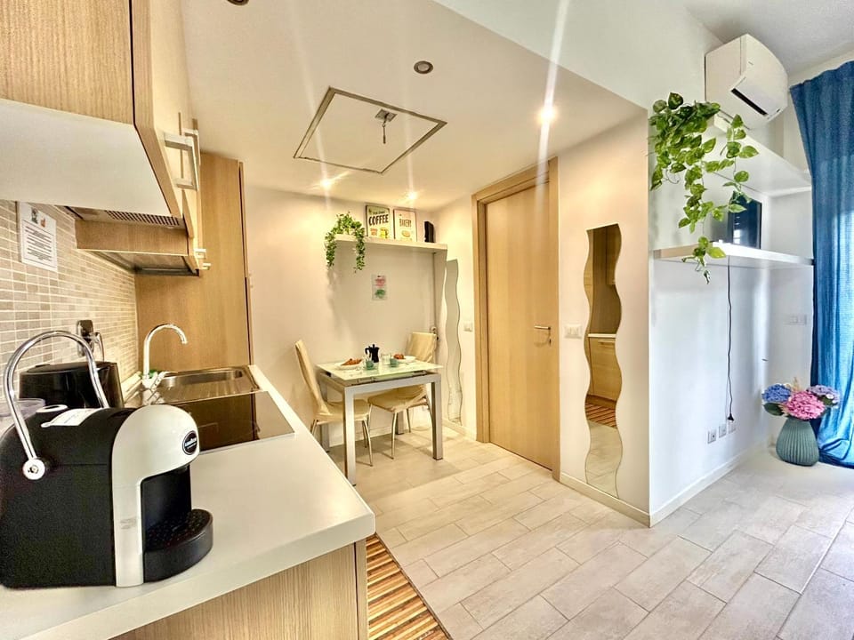 Kitchen or kitchenette, Dining area, stove, air conditioner