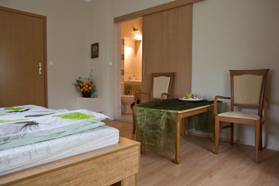 Bed, Living room, Other, Other, Other, Photo of the whole room, Seating area, Dining area, Bedroom, wardrobe