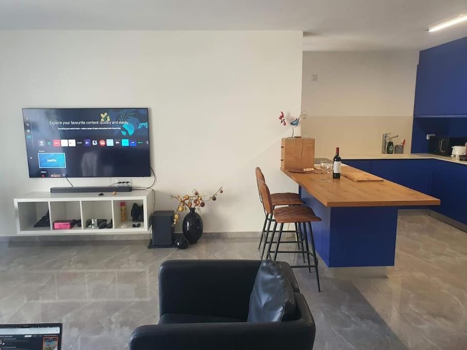TV and multimedia, Living room, Seating area, hair dresser