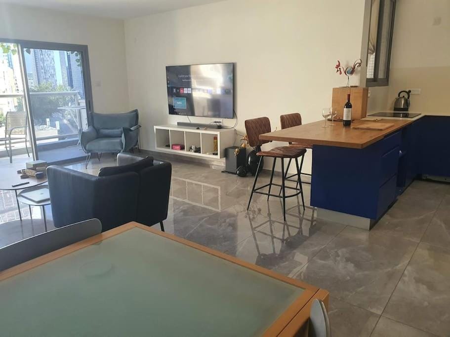 TV and multimedia, Kitchen or kitchenette, Living room, Seating area, Dining area