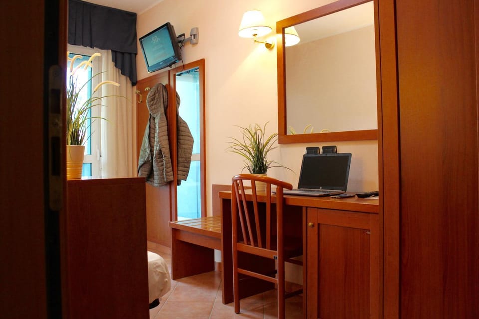 Communal lounge/ TV room, TV and multimedia, Evening entertainment, hair dresser, wardrobe