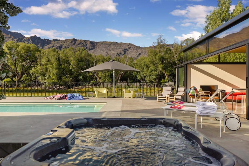 Hot Tub, Swimming pool