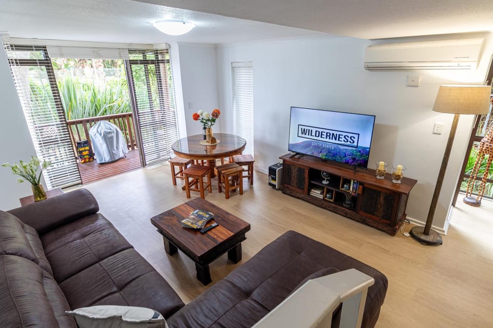 TV and multimedia, Living room, Seating area, Dining area, Evening entertainment, internet, air conditioner