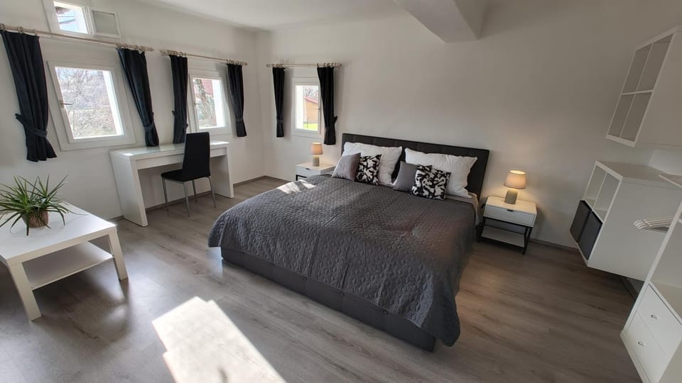 Bed, Photo of the whole room, Bedroom, pet friendly