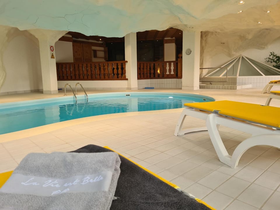 Spa and wellness centre/facilities, Pool view, Swimming pool, sunbed