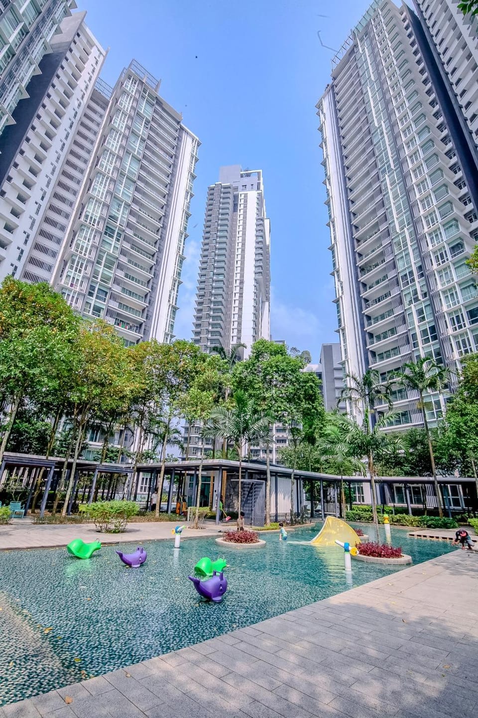 Shower, Property building, Day, Natural landscape, Activities, Pool view, Swimming pool, children, young children, Open Air Bath