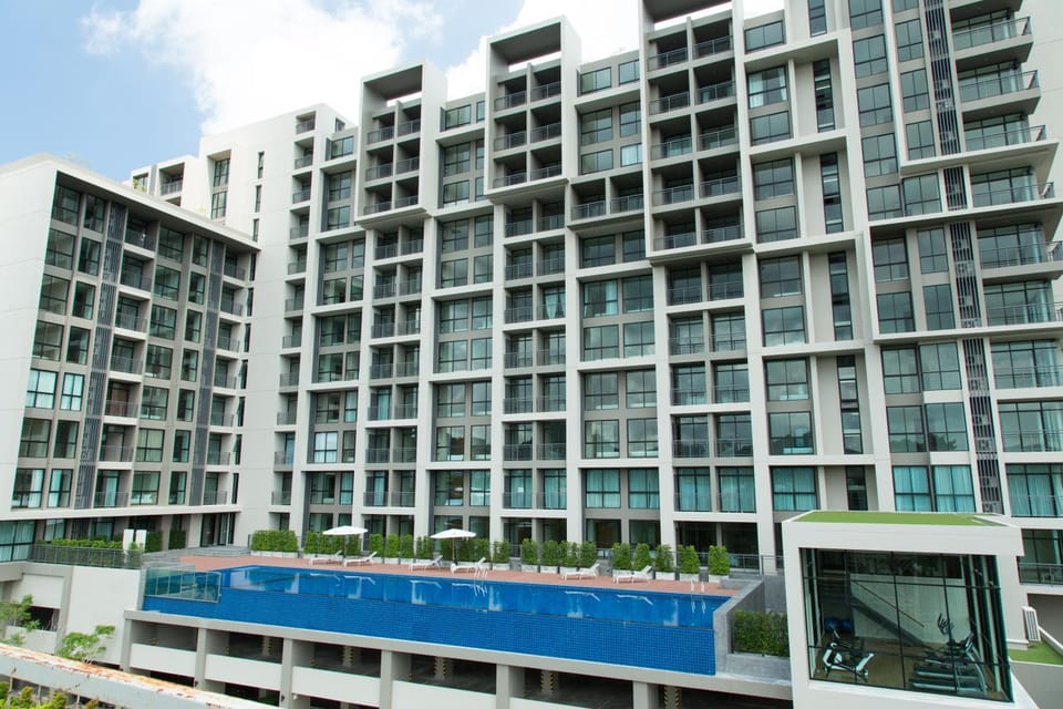 Facade/entrance, Swimming pool