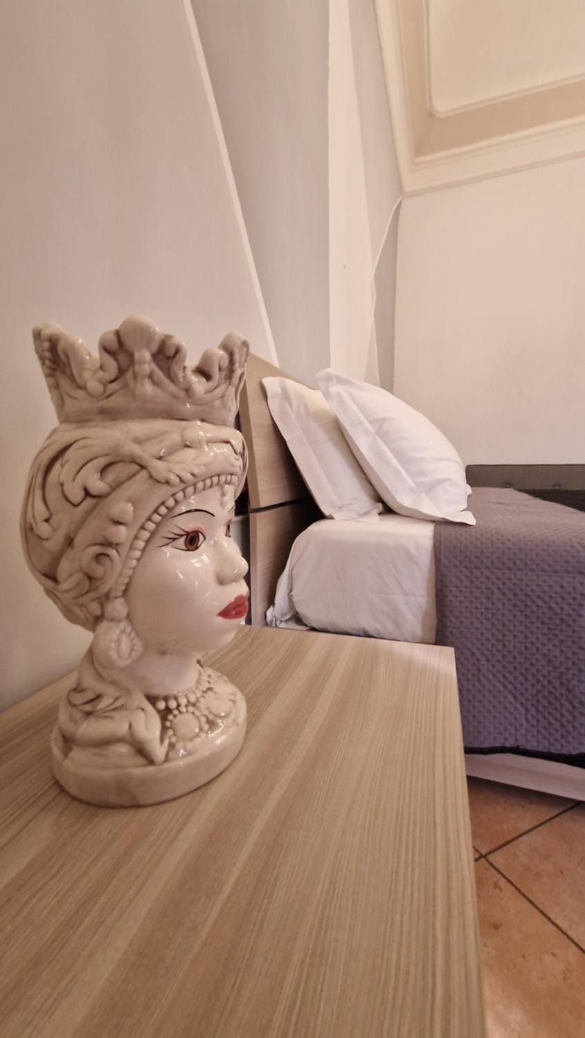 Bed, Living room, Photo of the whole room, Decorative detail, Bedroom
