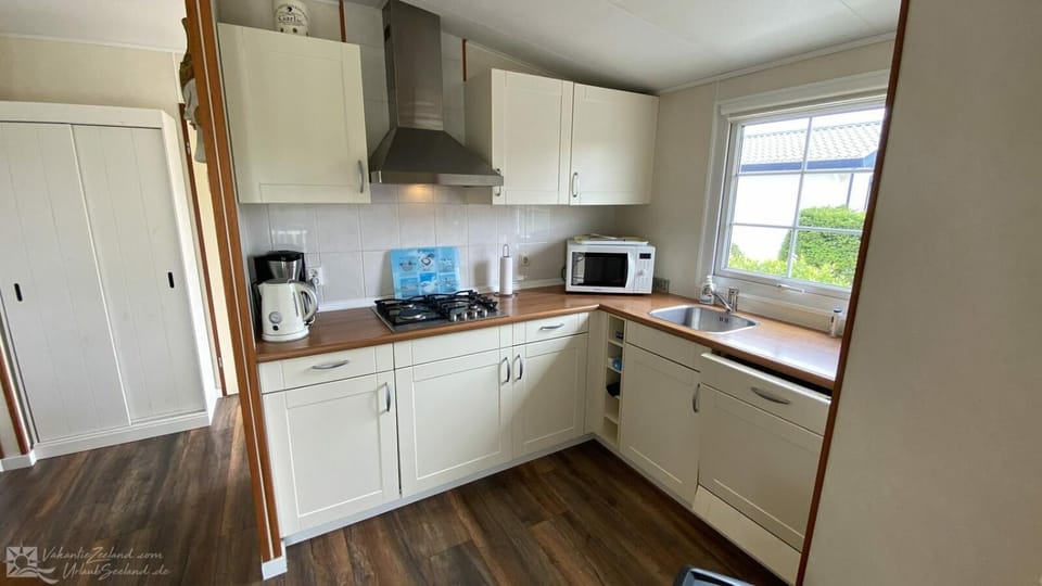 Coffee/tea facilities, minibar, stove