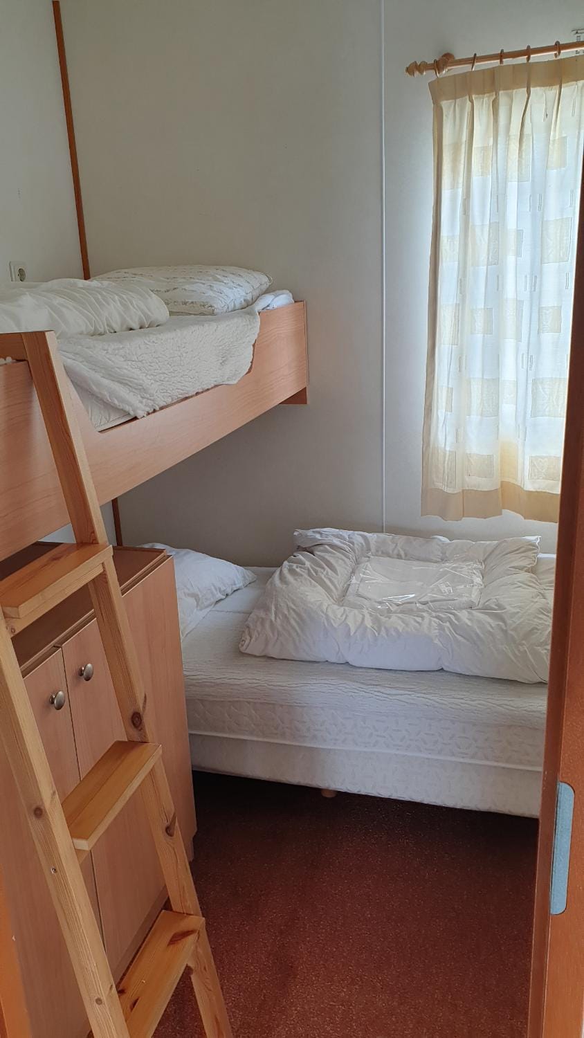 Bedroom, bunk bed