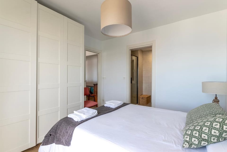 Bed, towels