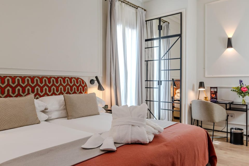 Bed, Bedroom, towels