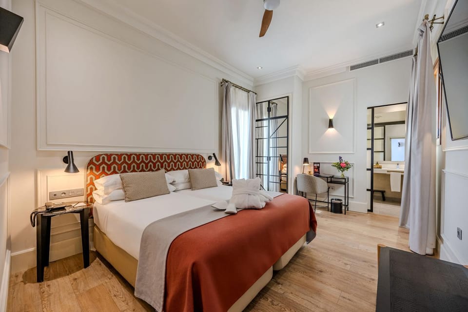 Bed, Photo of the whole room, Bedroom